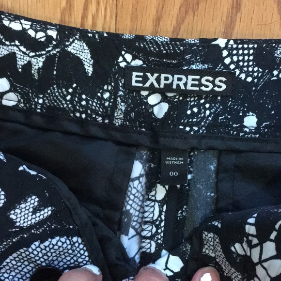 Like new lace print shorts - Picture 2 of 3